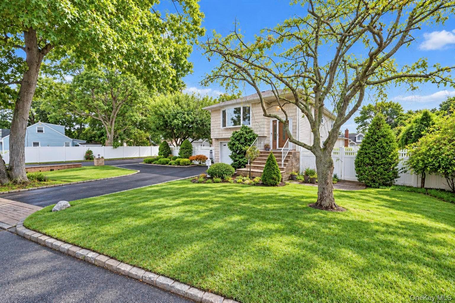 355 W Islip Boulevard thumbnail 2