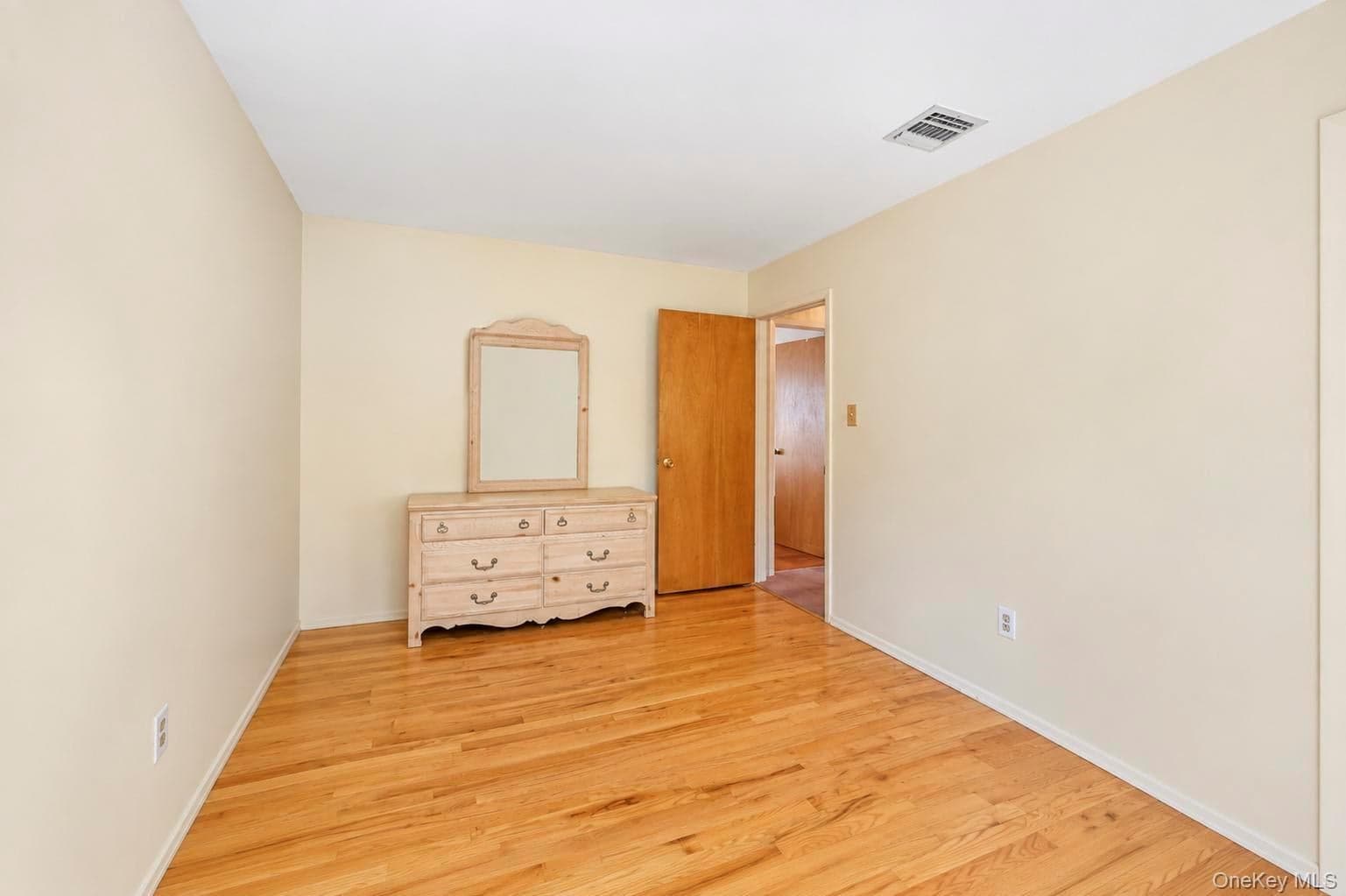 355 W Islip Boulevard thumbnail 28