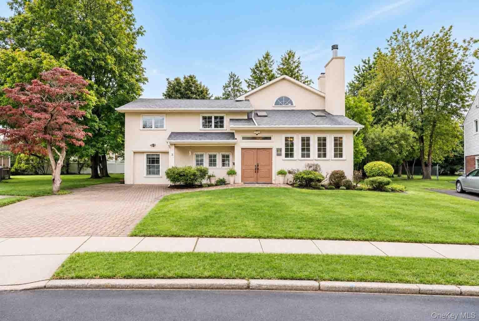 5 Phipps Lane, Plainview