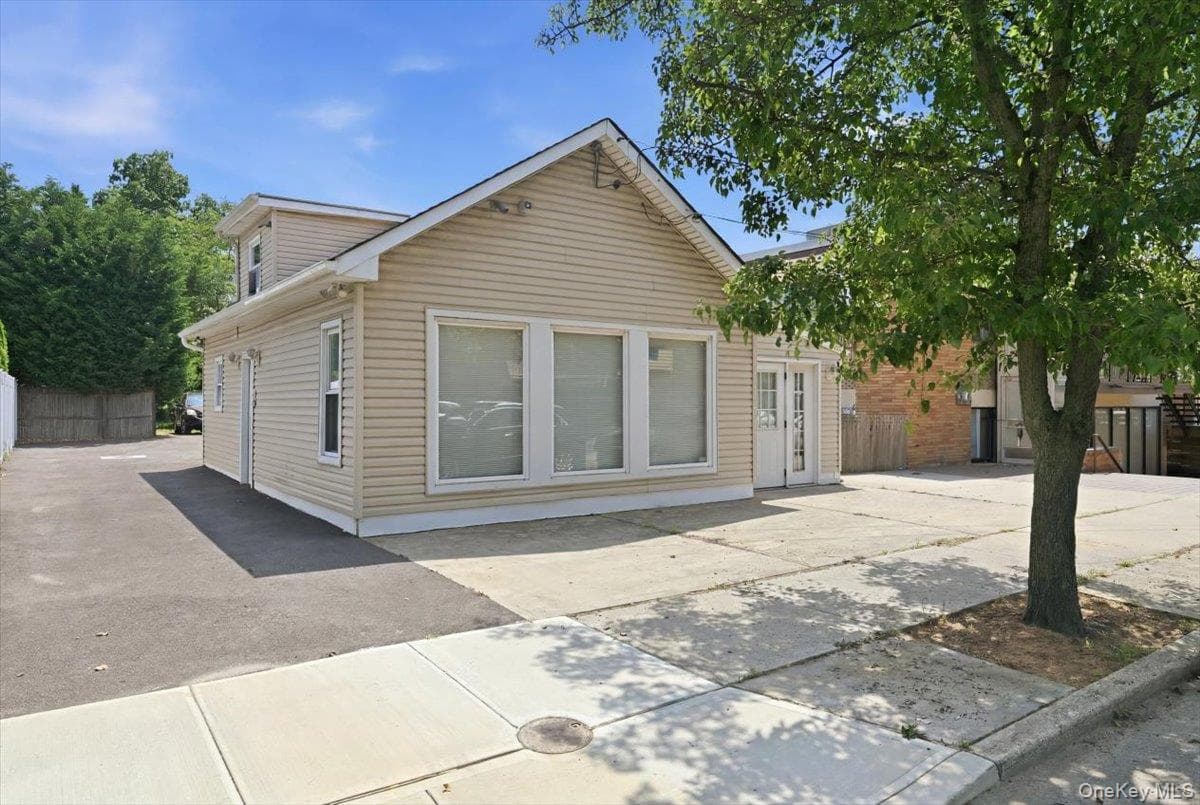 2169 Wantagh Avenue, Wantagh