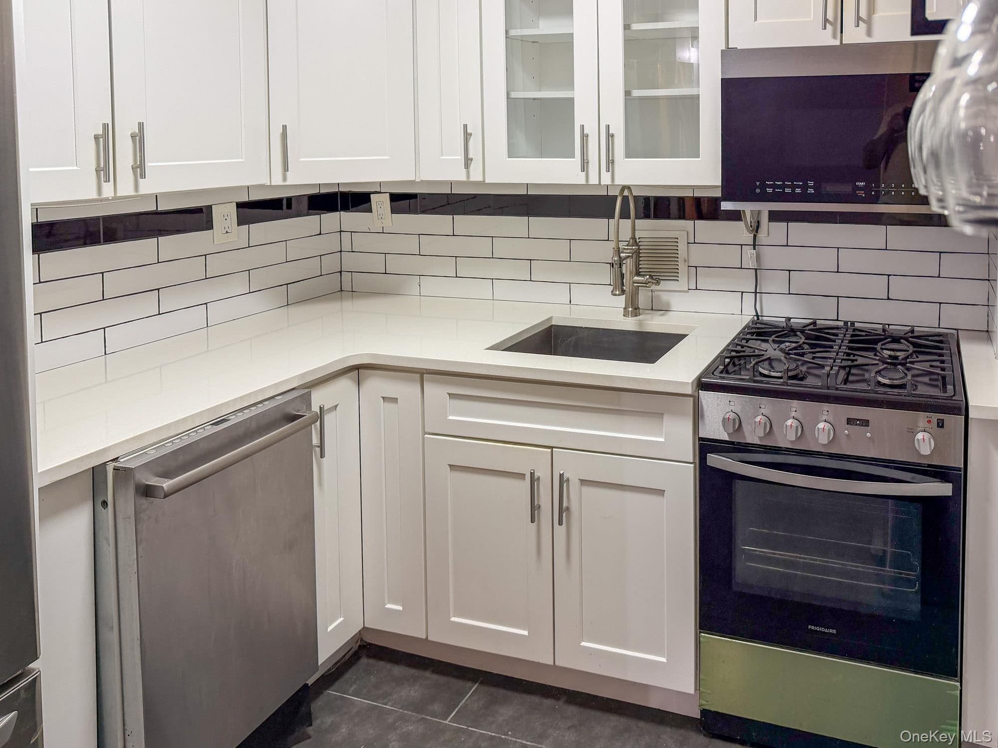 222 Smith ST Unit: 3B, Freeport