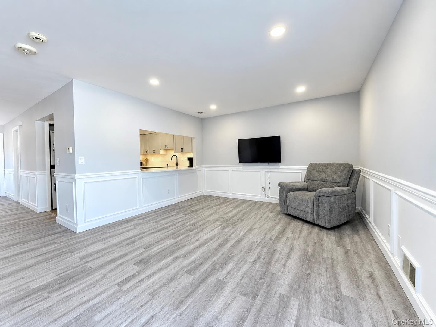160 Cambridge Drive thumbnail 4