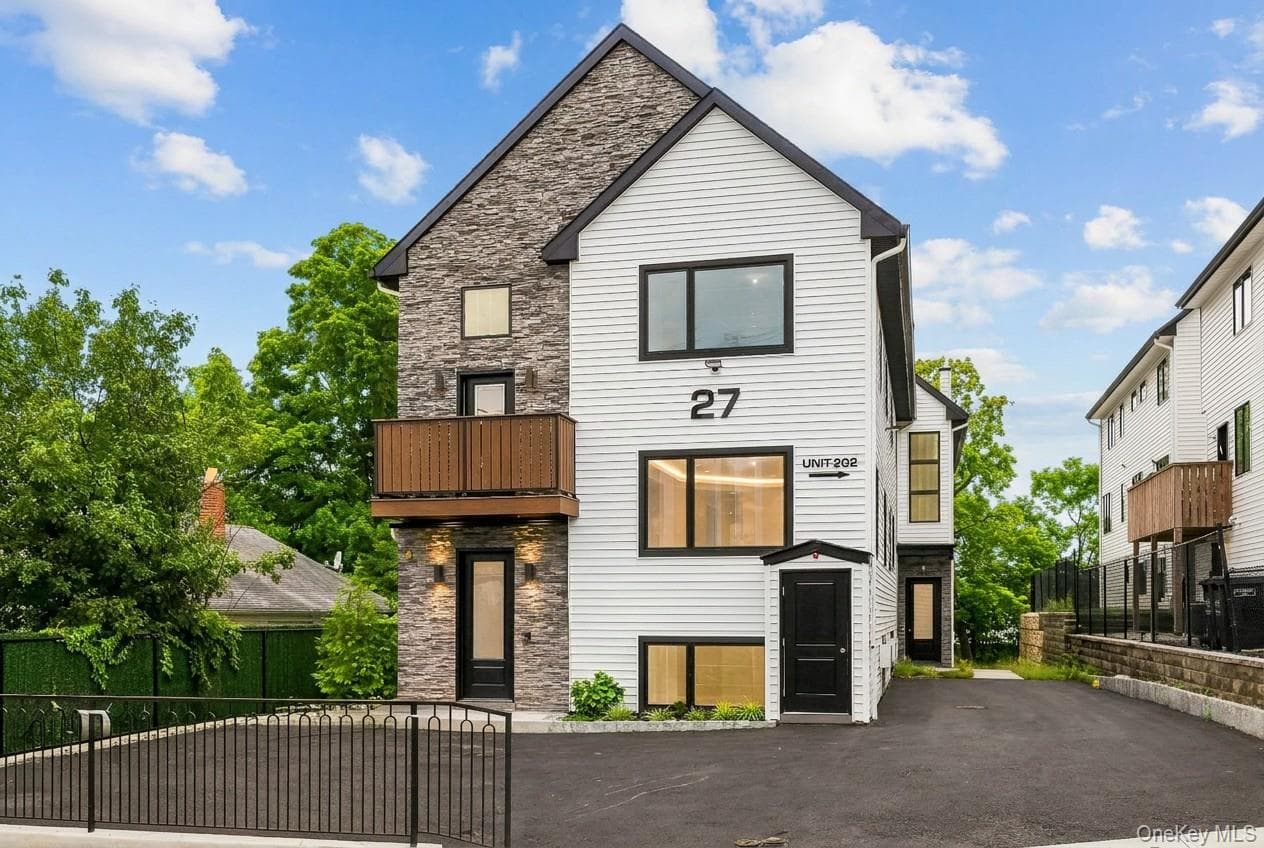 27 Ewing Avenue Unit: 201, Spring Valley