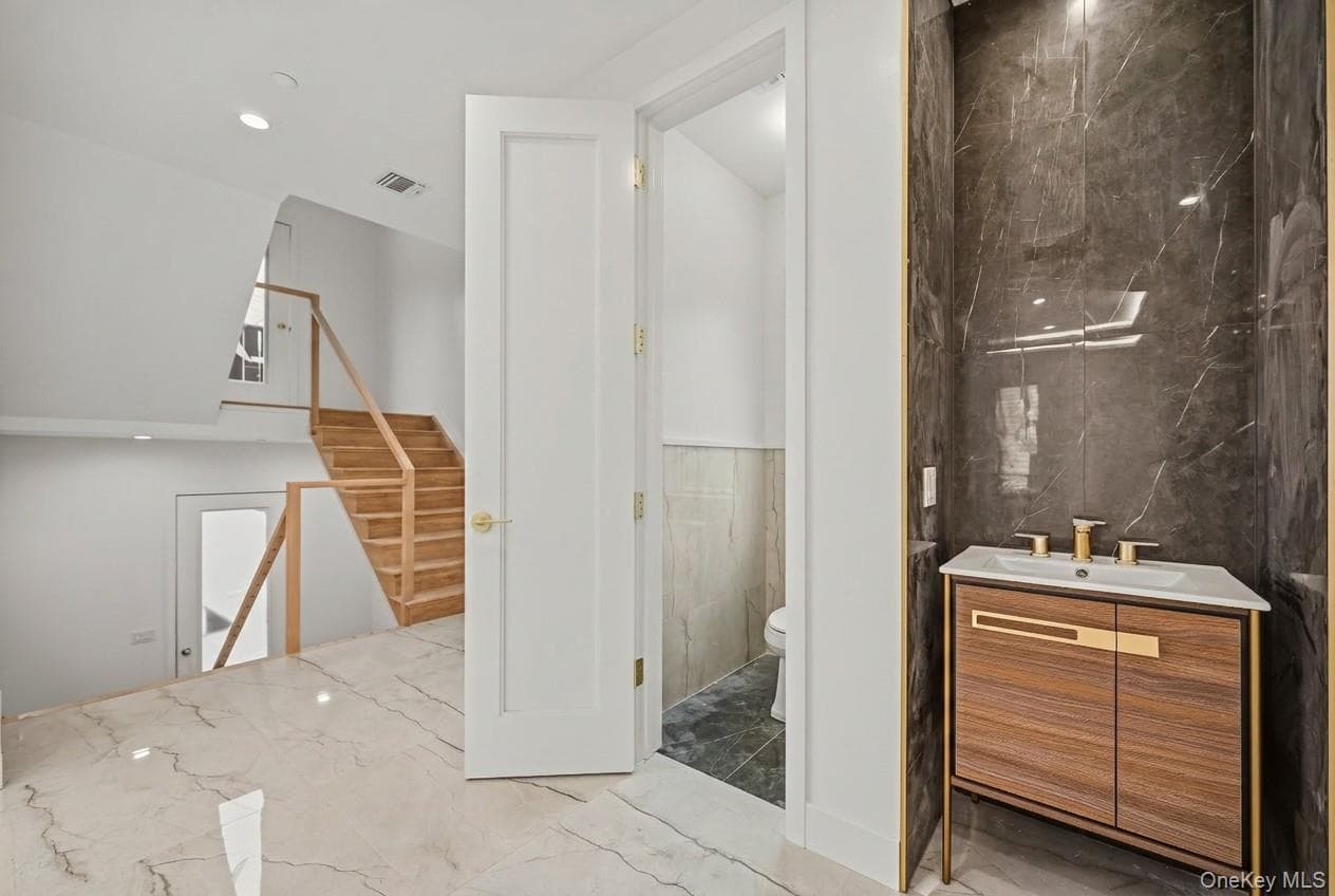 27 Ewing Avenue Unit: 201 thumbnail 14