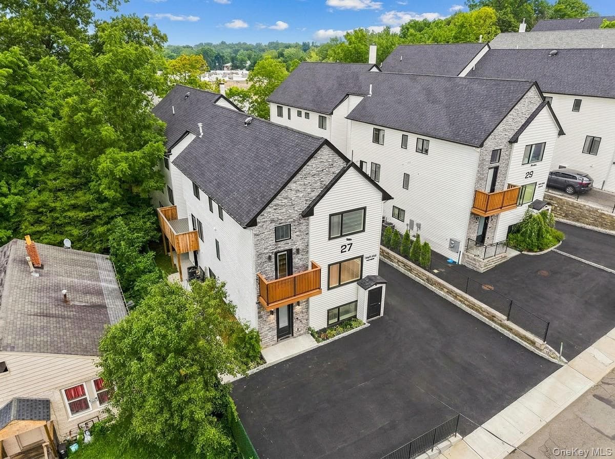 27 Ewing Avenue Unit: 201 thumbnail 2