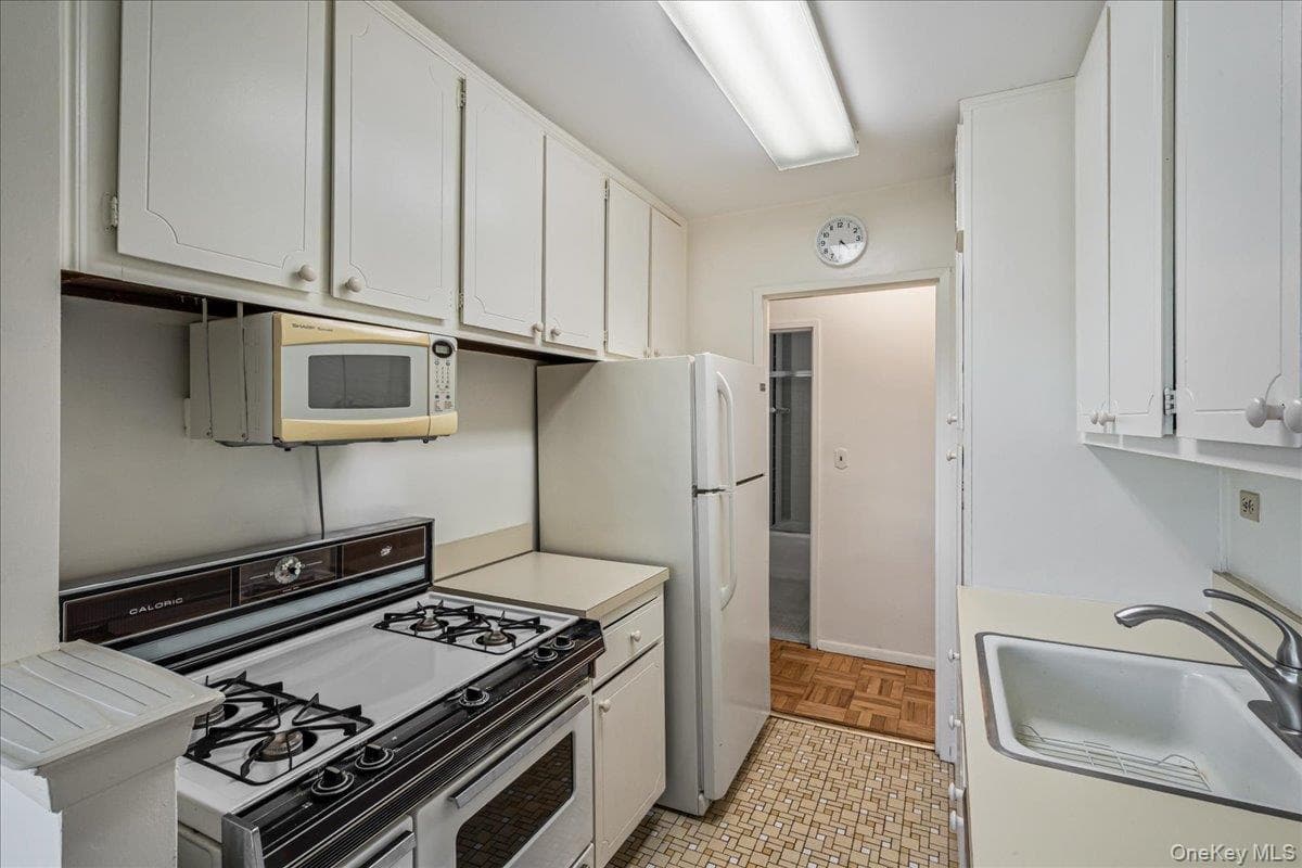 17-85 215th Street Unit: 3E thumbnail 11