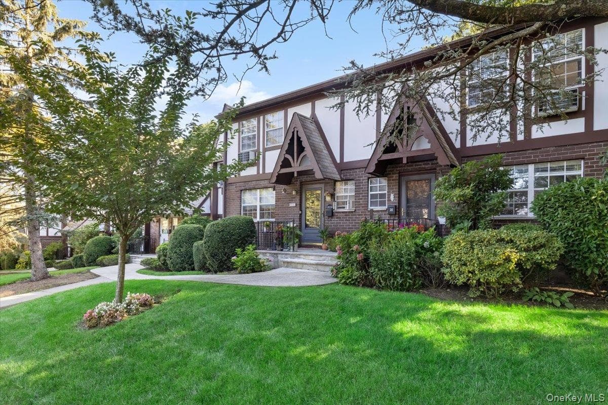 36 Yorkshire Drive, Suffern
