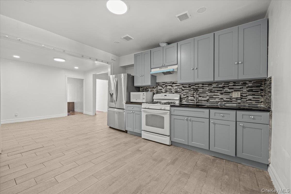 1311 Balcom Avenue thumbnail 7