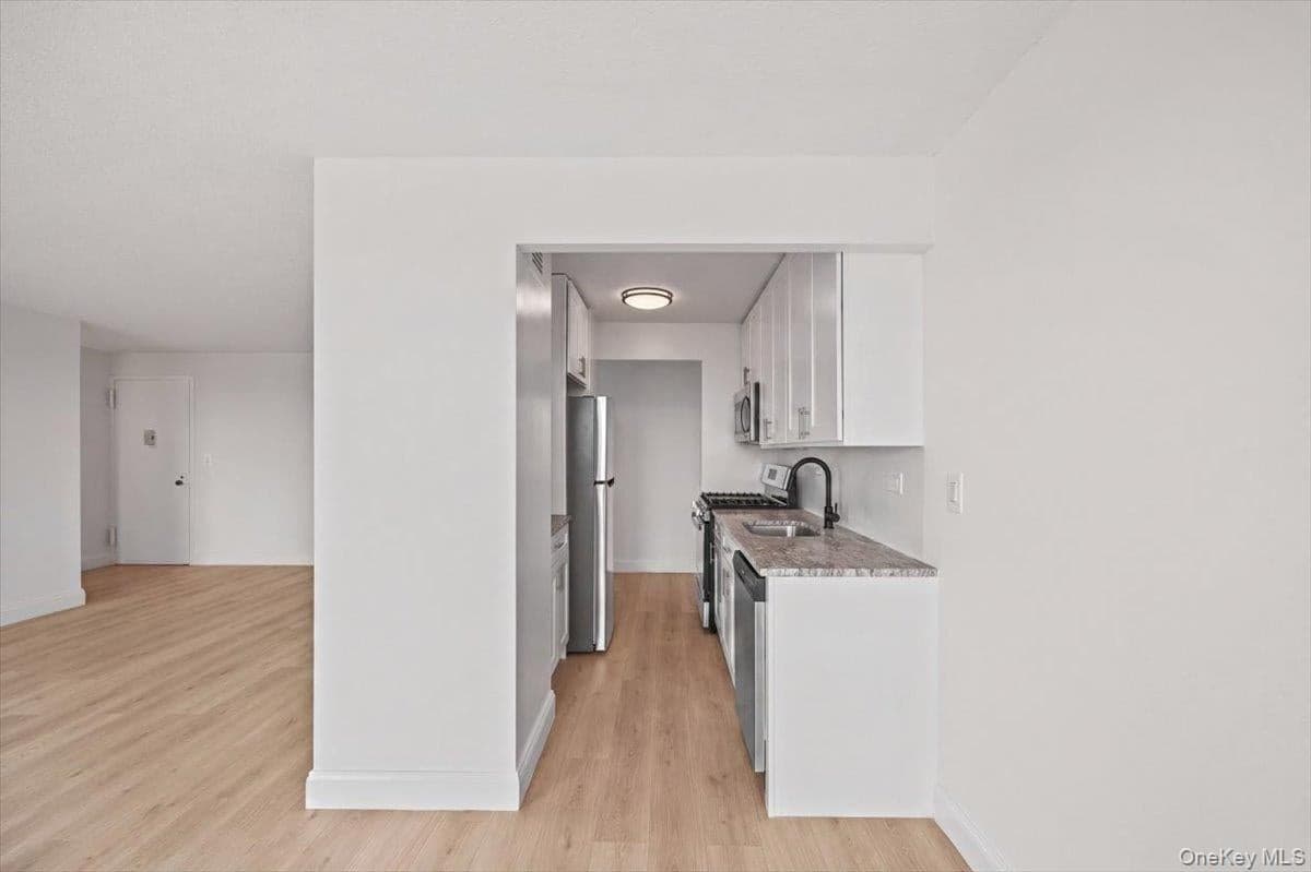 2550 Olinville Avenue Unit: 14E thumbnail 7
