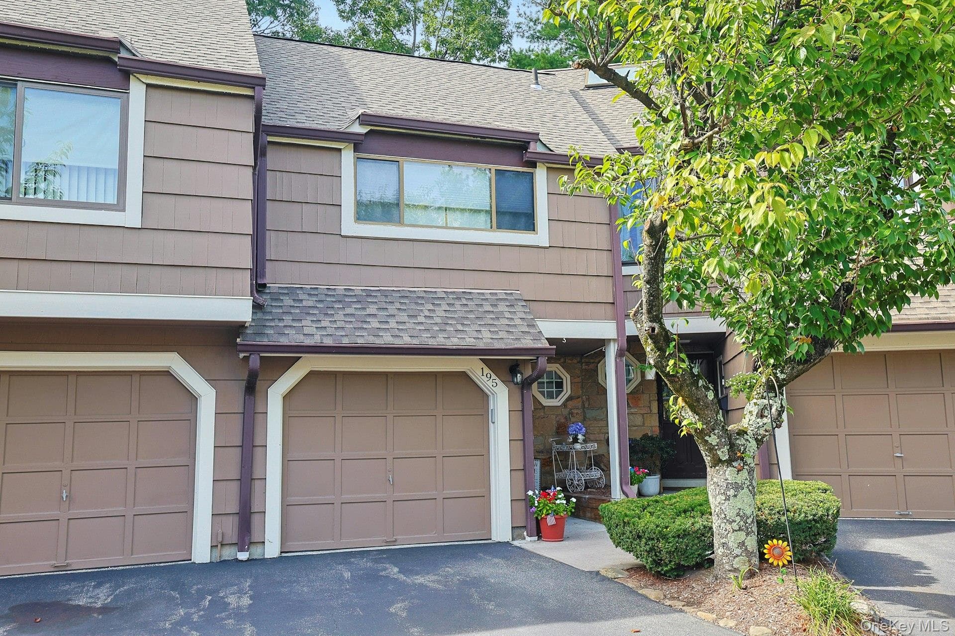 195 Treetop Circle, Nanuet