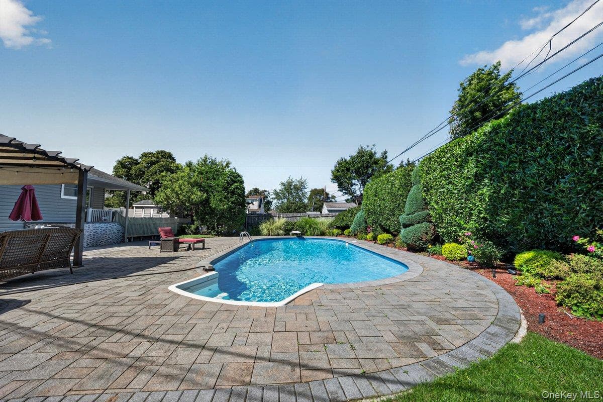 53 Burlington Avenue thumbnail 15