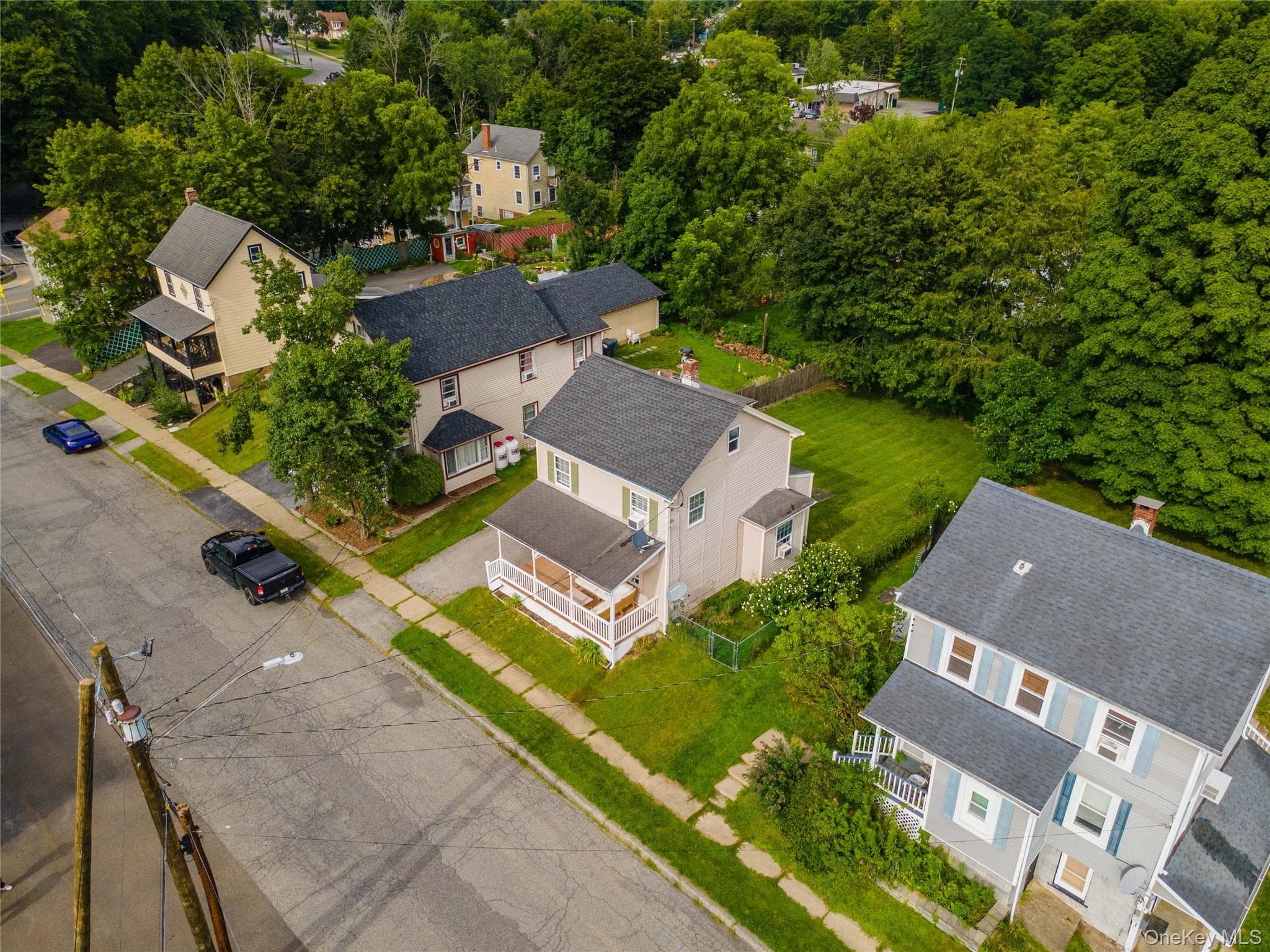 19 Railroad Avenue thumbnail 3
