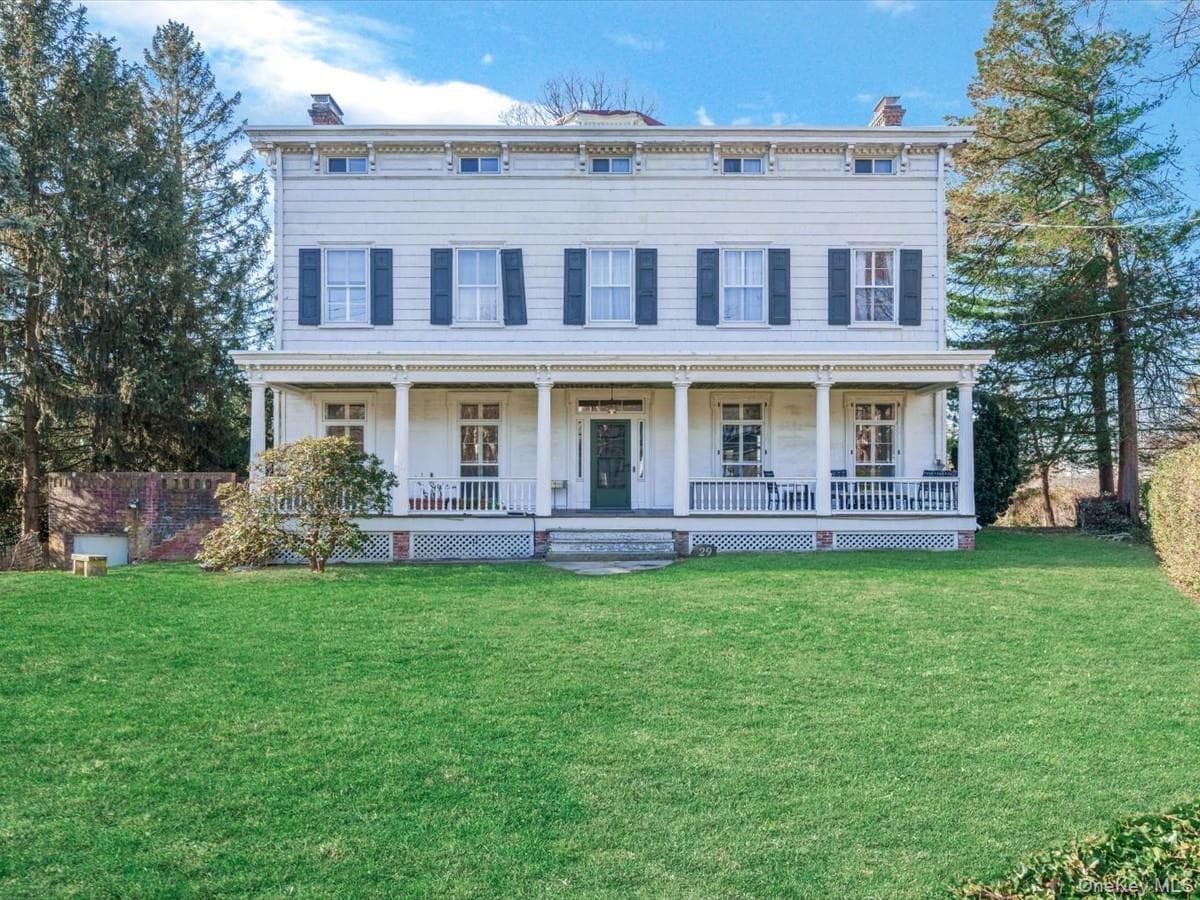 29 Center Drive, Douglaston