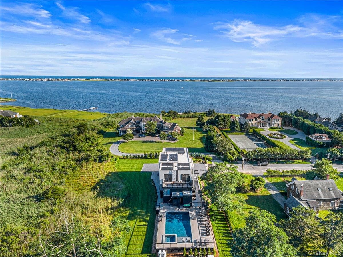 1A Jagger Lane, Westhampton
