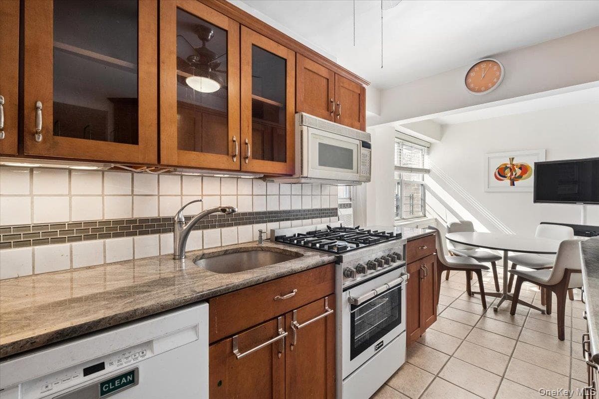 235 Garth Road Unit: D6A, Scarsdale