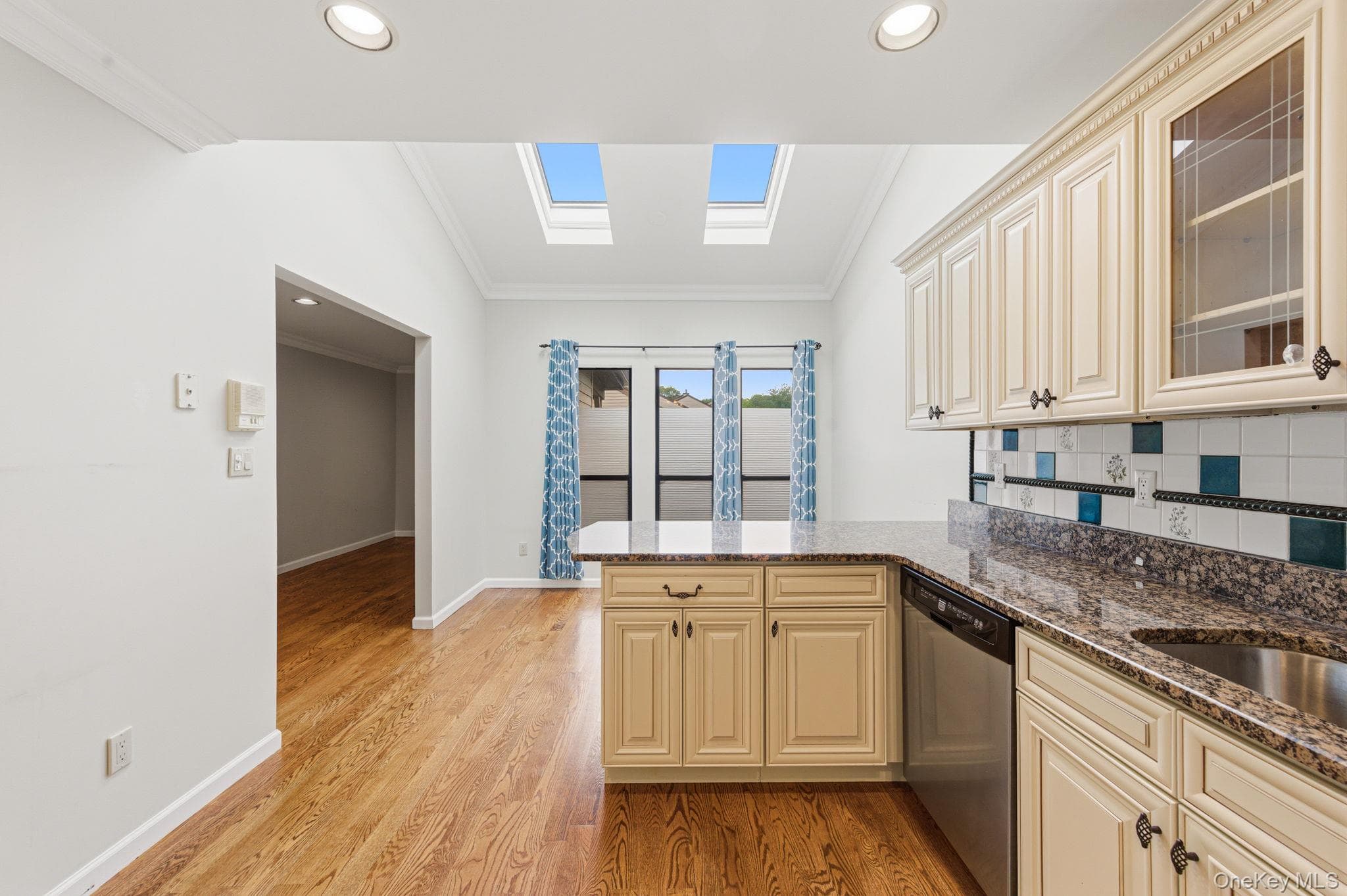 19 The Circle CIR Unit: 19, Glen Head