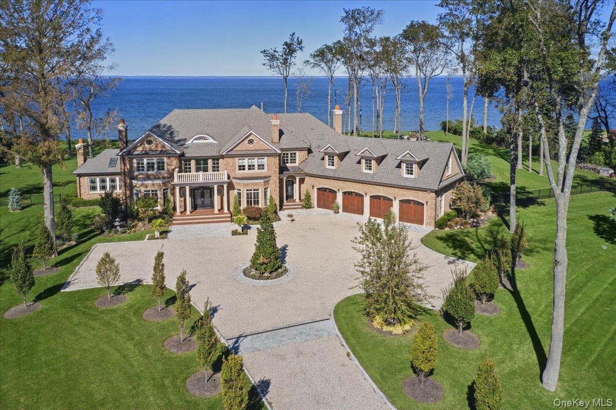 1 Hunters Way, Nissequogue
