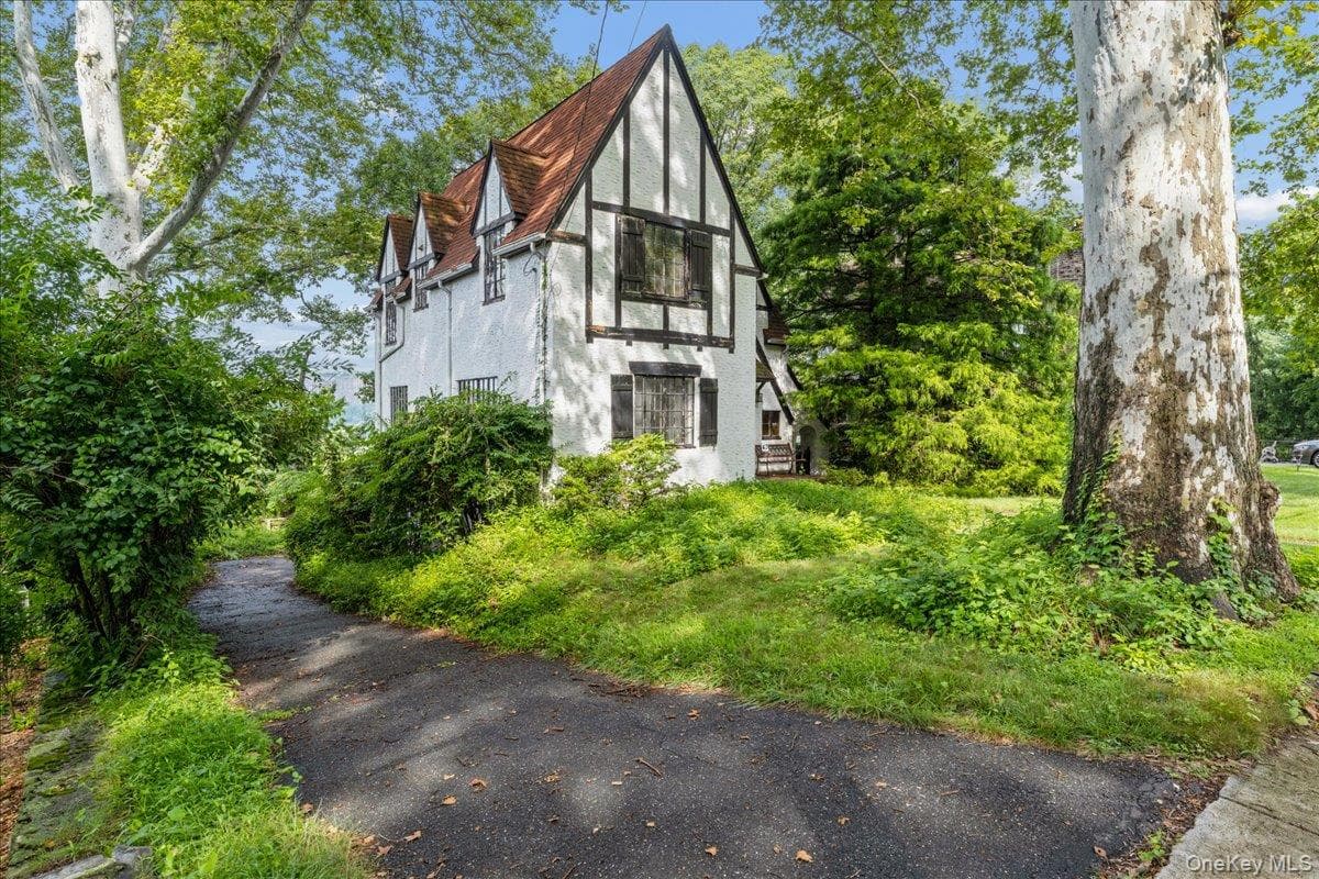 43 Pinecrest Parkway, Hastings-on-hudson