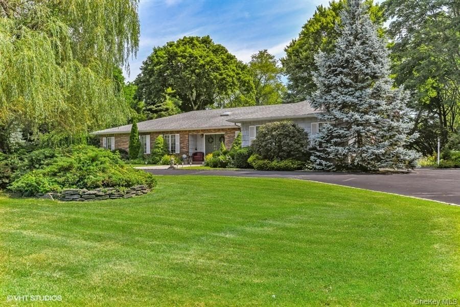 23 Hill House Lane, Glen Head