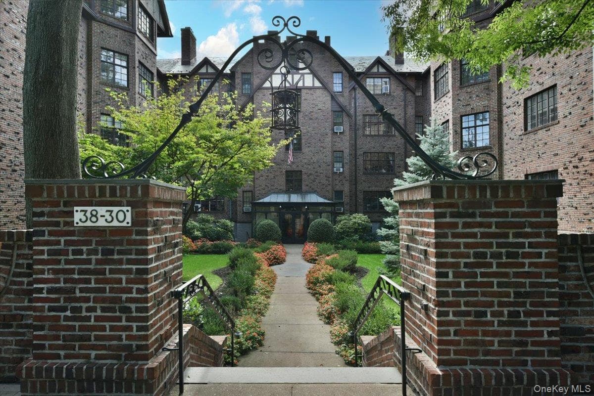 38-30 Douglaston Parkway Unit: 4B, Douglaston