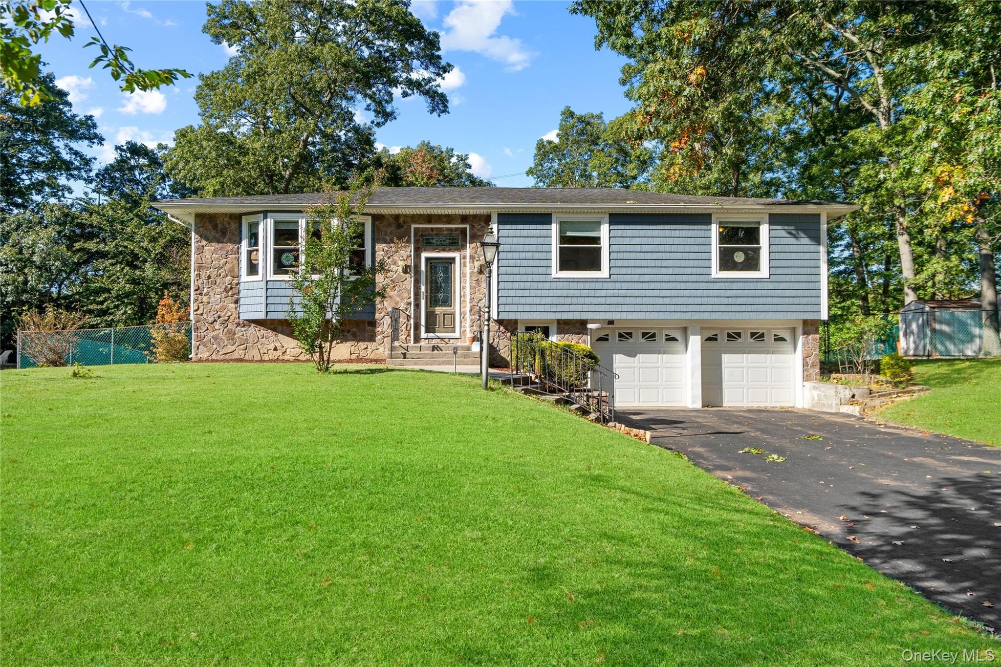 28 Peacock Lane, Commack