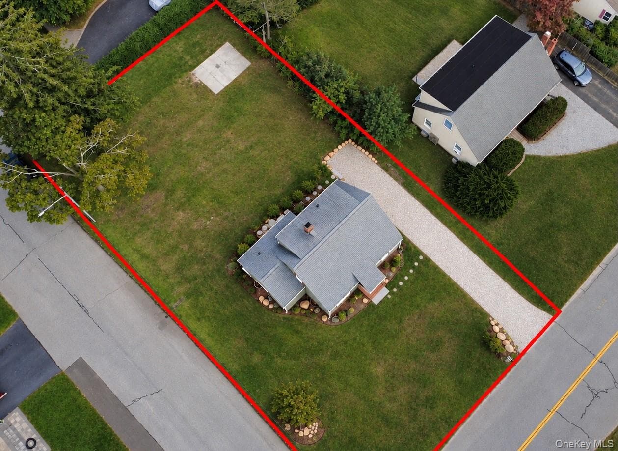 90 Sunrise Avenue, Riverhead