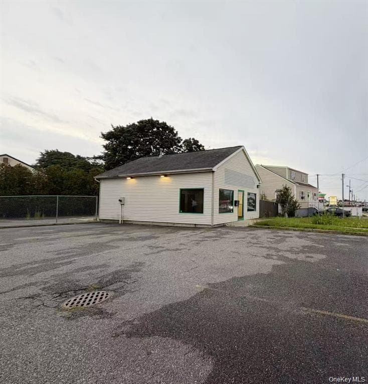 199 E Montauk Highway, Lindenhurst