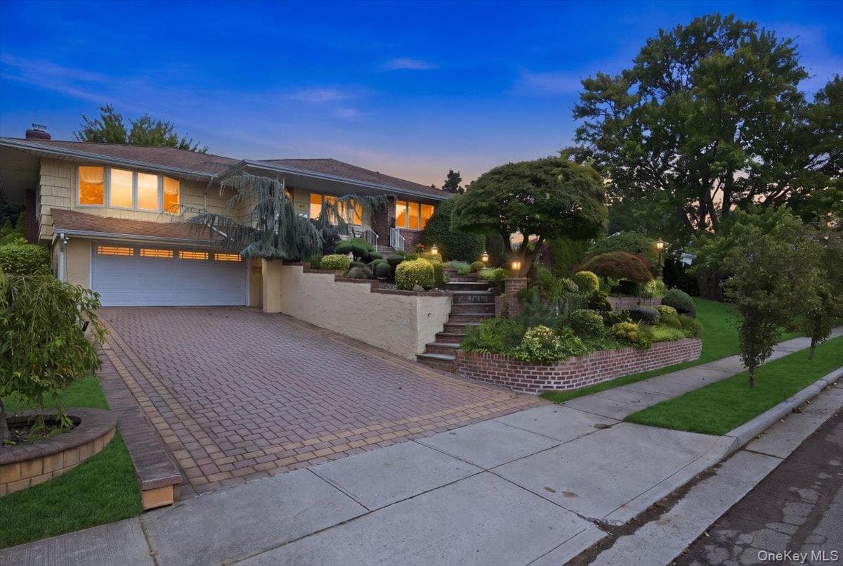 47 Royal Way, Manhasset Hills